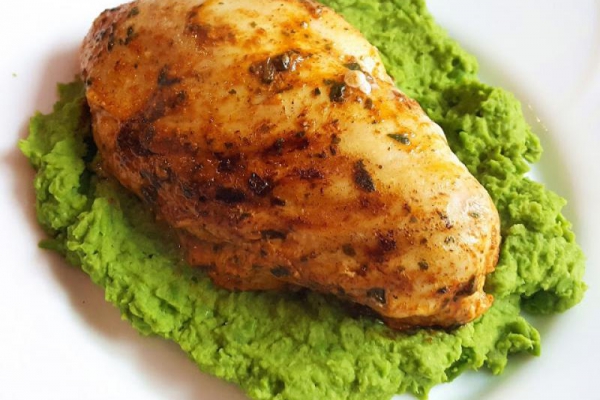 Grillowana pierś z kurczaka na puree z zielonego groszku