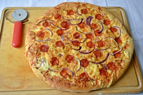 Pizza ze śmietankowym sosem i salami