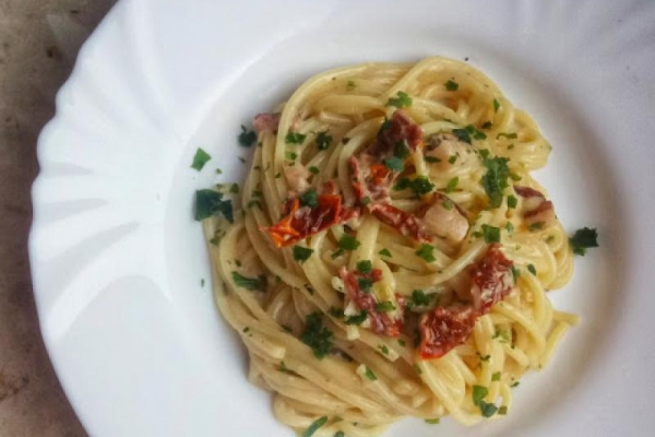 Spaghetti z sosem śmietanowo-serowym, z boczkiem wędzonym i pomidorami suszonymi