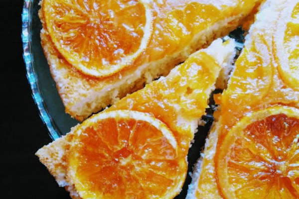 Odwrócone ciasto śmietankowe z pomarańczami