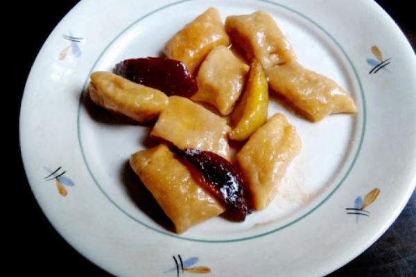 Leniwe z batatami i śliwkami karmelizowanymi w cynamonowym cukrze