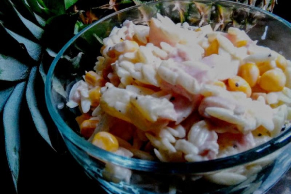 Sałatka makaronowa - hawajska (wędzony kurczak, ananas, kukurydza)