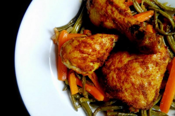 Kurczak z kardamonem pieczony na warzywach