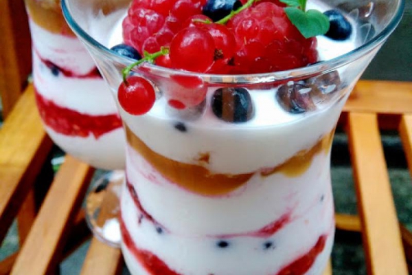 Deser jogurtowy z owocami lata