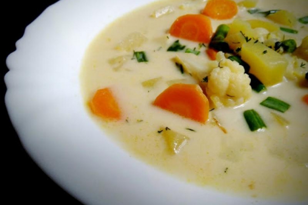 Zupa kalafiorowa z ziemniakami i marchewką (zabielana)