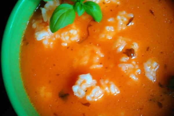 Zupa pomidorowa ze świeżych pomidorów z bazylią i czosnkiem
