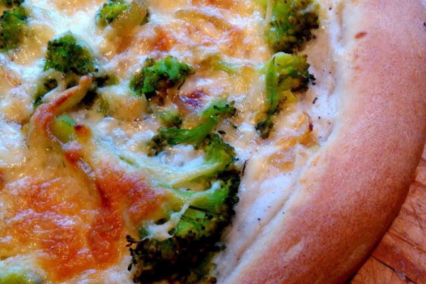 Biała pizza - brokuły, ser i sos beszamelowy