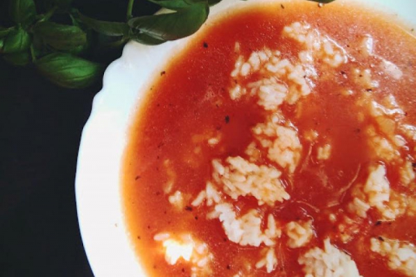 Zupa pomidorowa - na bulionie z pomidorami z puszki