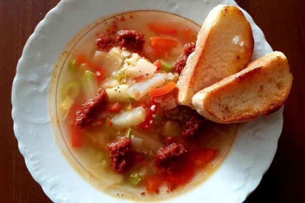 Zupa a la minestrone z pesto pomidorowym