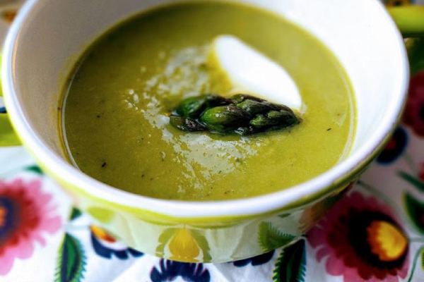 Zupa krem z zielonych szparagów z ziołami prowansalskimi