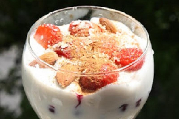 Odchudzający deser: jogurtowy koktajl z kiwi lub truskawek
