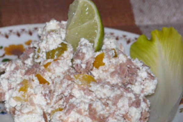 Sałatka z białego sera i tuńczyka w stylu śródziemnomorskim