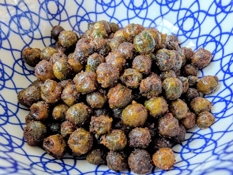 Chrupiący groszek prażony w air fryerze. Pyszna i zdrowa przekąska