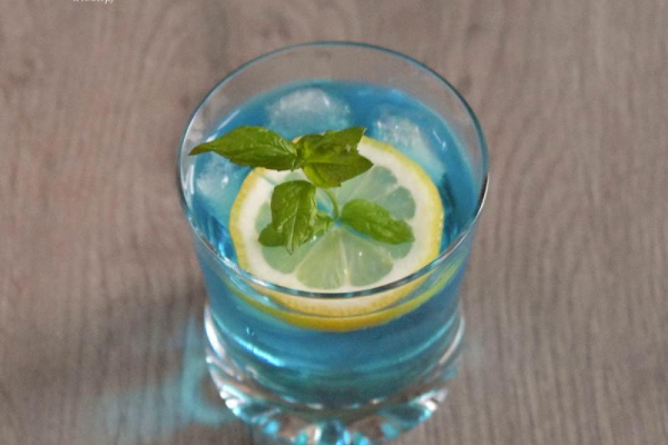 Blue Gin - orzeźwiający drink o błękitnej barwie