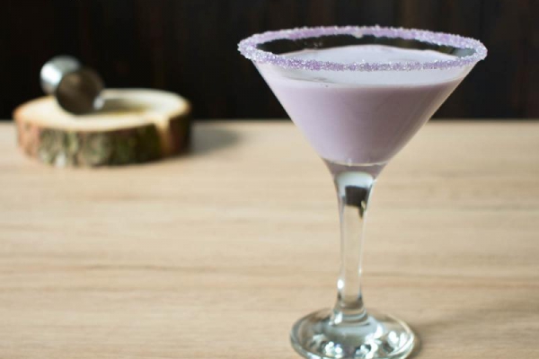 Jagodzianka - drink z malibu o zabarwieniu fioletowym