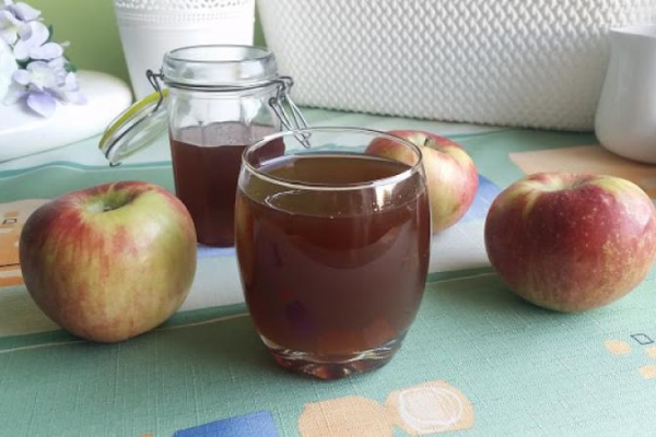 Korzenny syrop/sok ze skórek jabłkowych