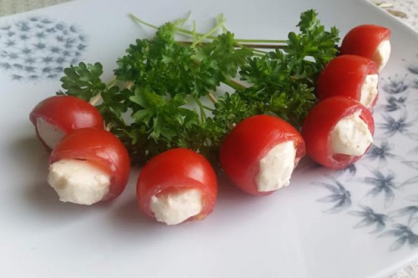 Pomidorki z mozzarellą – mini Caprese