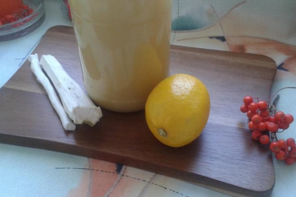 Syrop chrzanowy z miodem i sokiem z cytryny