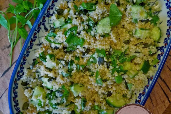Sałatka z świeżymi ziołami i komosą ryżową. Fresh Herb Quinoa Salad.