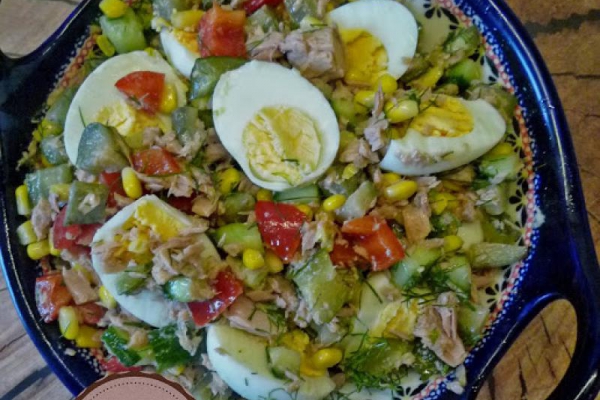 Sałatka z tuńczykiem, jajkiem i ogórkiem małosolnym. Salad with tuna, egg and semi-pickled cucumber.
