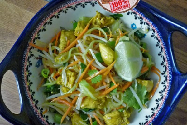 Wietnamska sałatka z makaronem. Vietnamese Noodle Salad.