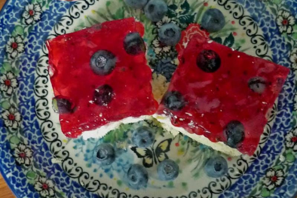 Ciasto lata z owocami, kremem i galaretką. Summer cake with fruit, cream and jelly.