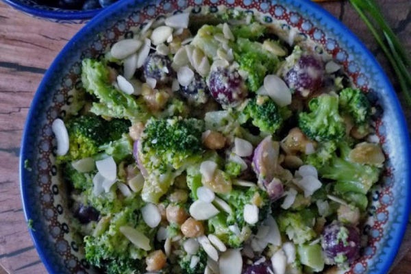 Sałatka z brokuła i winogrona z sosem tahini, Tahini Dressing Broccoli Grape Salad.