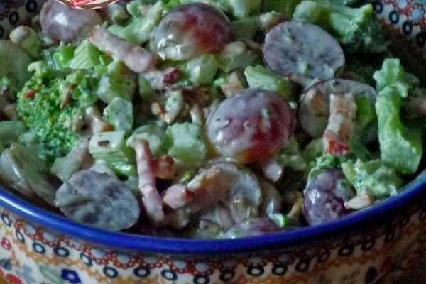 Sałatka brokułowa z winogronem. Broccoli salad with grapes.