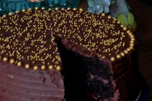 Tort czekoladowy z konfiturą malinową. Layered cake with raspberry preserves.