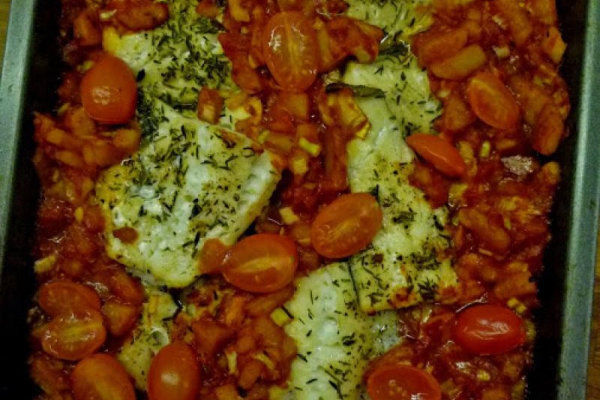 Pieczony dorsz z pomidorami. Baked cod with tomatoes.