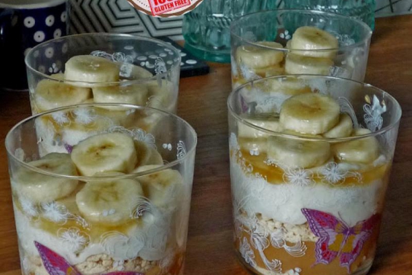 Deser z masą krówkową i bananami. Dulce de leche Banana Dessert. Gluten-free.