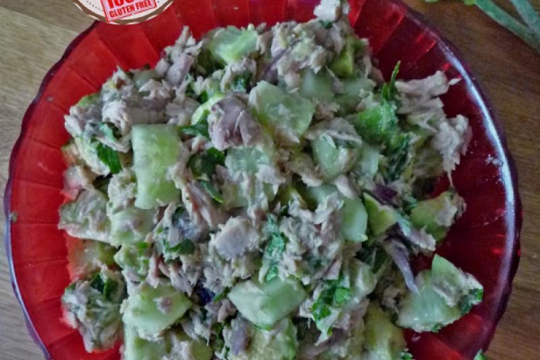 Sałatka z awokado i tuńczyka. Avocado tuna salad.