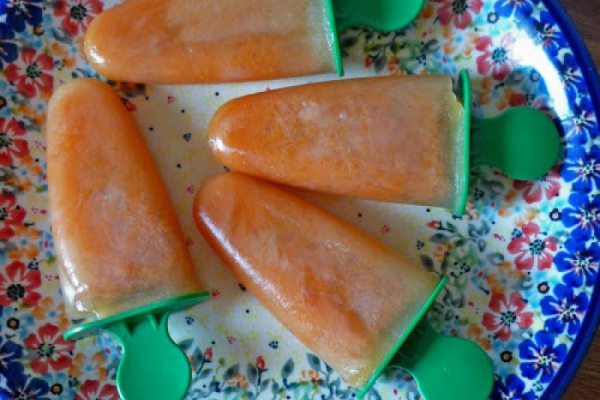 Lody marchewkowo pomarańczowe. Orange and carrot popsicles.