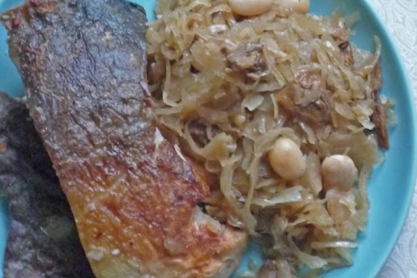 Smażony karp i kiszona kapusta z fasolą i grzybami. Fried carp and sour cabbage with bean and porcini mushrooms.