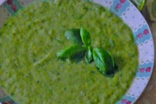 Zupa cukiniowa z porem i bazylią. Zucchini leek soup with basil.