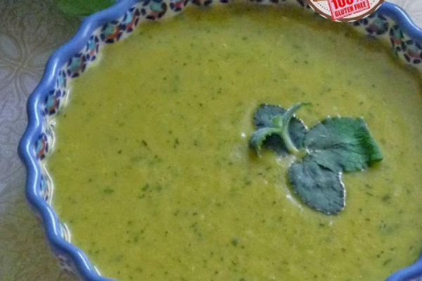 Zupa cukiniowa z curry i miętą. Curry zucchini soup with mint.