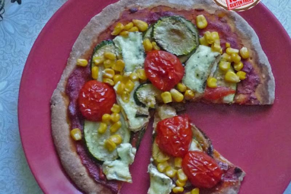 Pizza z cukinią, kukurydzą i serem camembert. Pizza with zucchini, corn and camembert cheese.