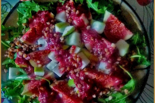 Sałatka z gryką, figami i jabłkiem. Salad with buckwheat, figs and apple.