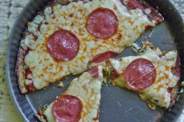Pizza z cukiniowym spodem. Zucchini crusted pizza.