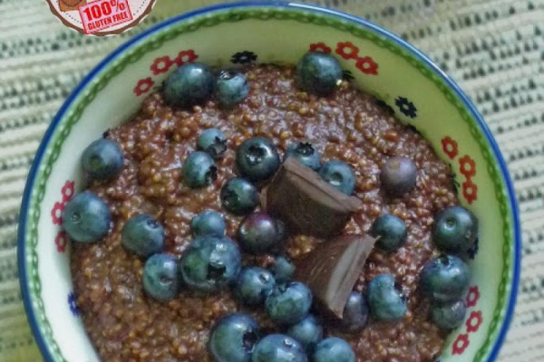 Czekoladowy deser z komosy ryżowej z borówkami i kardamonem. Chocolate quinoa dessert with huckleberries and cardamom.