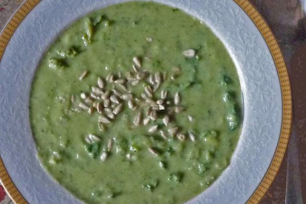 Zupa kalafiorowa z jarmużem. Cauliflower soup with kale.