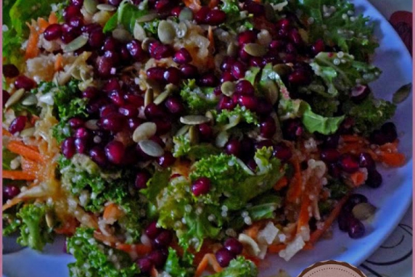 Zdrowa sałatka z jarmużem i komosą ryżową. Healthy kale quinoa salad.