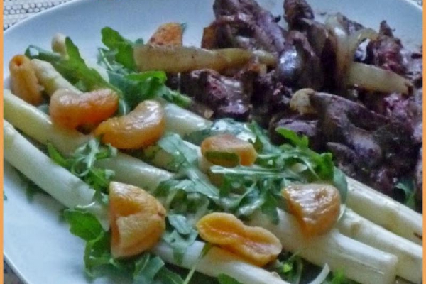 Sałatka z szparagami i suszoną morelą. Wątróbka drobiowa (dużo żelaza). Salad with asparagus and dried apricots. Chicken liver.