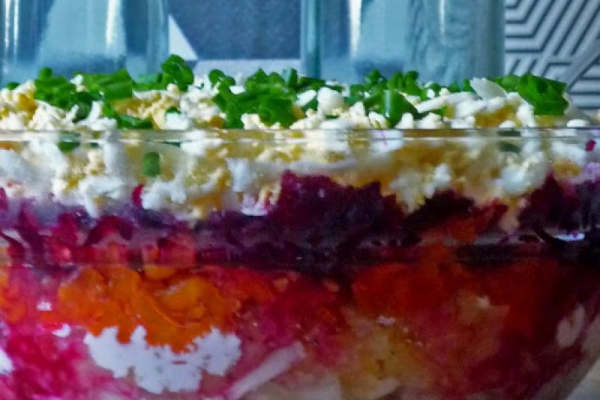 Szuba - ukraińska sałatka śledziowa. Shuba - Ukrainian herring salad.