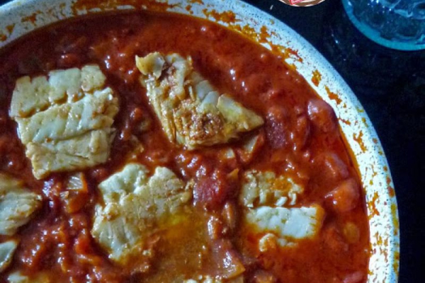 Dorsz w sosie mild curry z czerwoną soczewicą. Mild curry cod with red lentil.