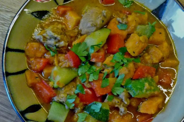 Gularz wieprzowy z batatmi i cukinią. Pork stew with sweet potatoes and zucchini.
