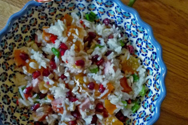 Sałatka ryżowa z kaki, granatem i szynką. Persimmon pomegranate ham rice salad.