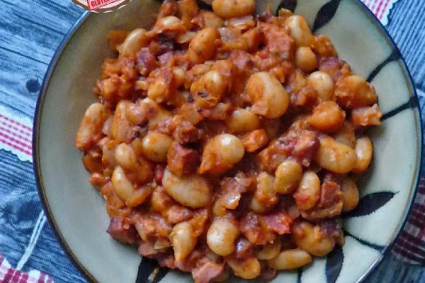 Fasolka po bretońsku. Beans with sausage and bacon (in Poland called Breton beans).