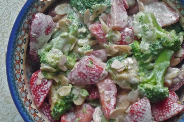 Sałatka z truskawkami i brokułem. Strawberry broccoli salad.