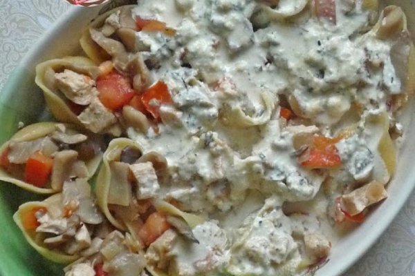 Makaron muszle nadziewane boczniakami, kurczakiem i pomidorami w sosie serowym. Oyster mushrooms chicken and tomatoes shells pasta in cheese sauce.